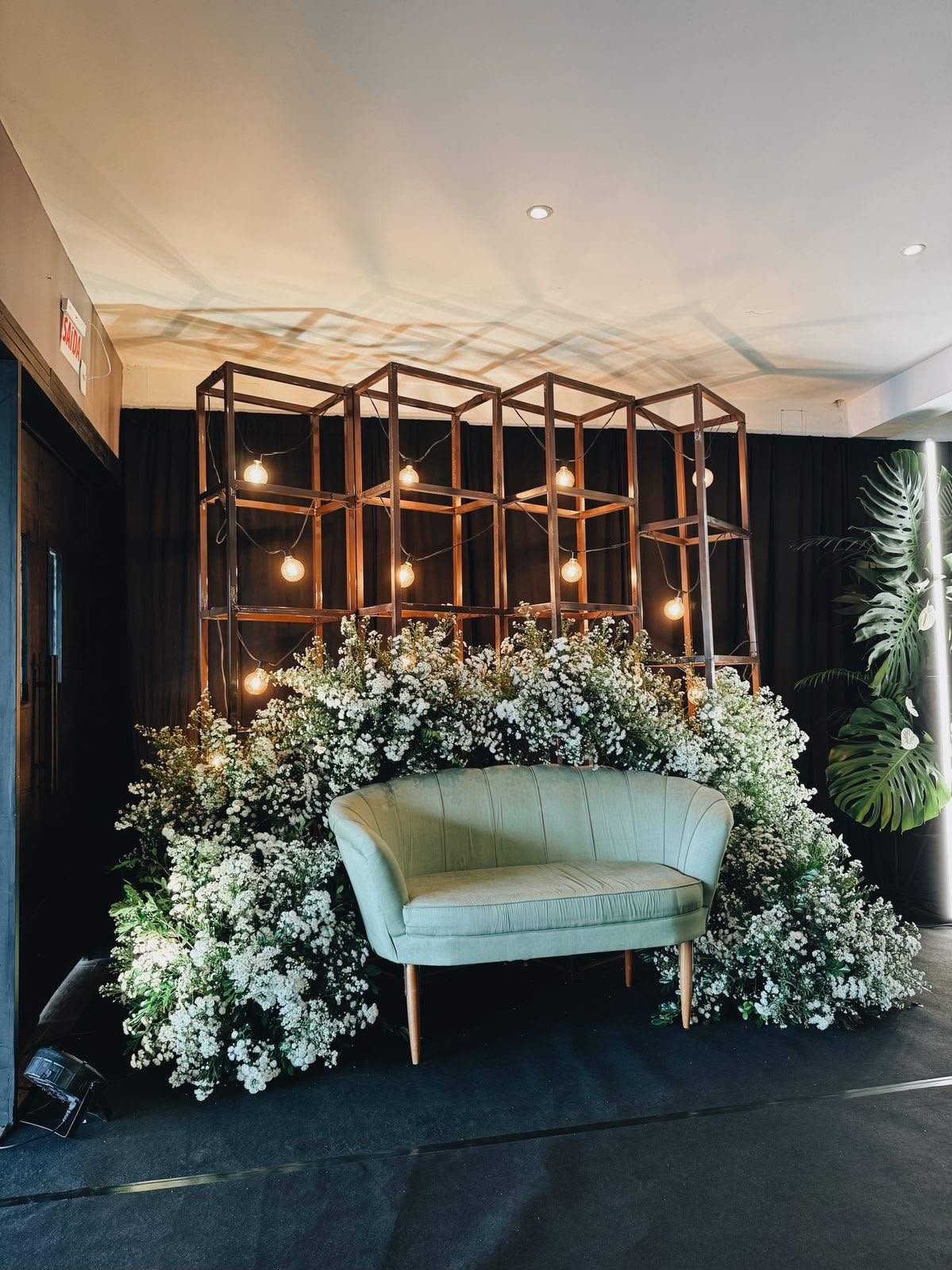 Decoração de formatura com arranjos florais elegantes